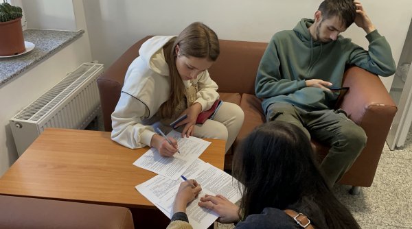 zeci de studenti vin zilele acestea pentru a si prelua camerele de camin