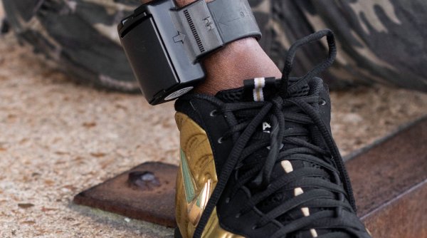 un barbat cu bratara de monitorizare oprit inainte de a si ataca fosta partenera