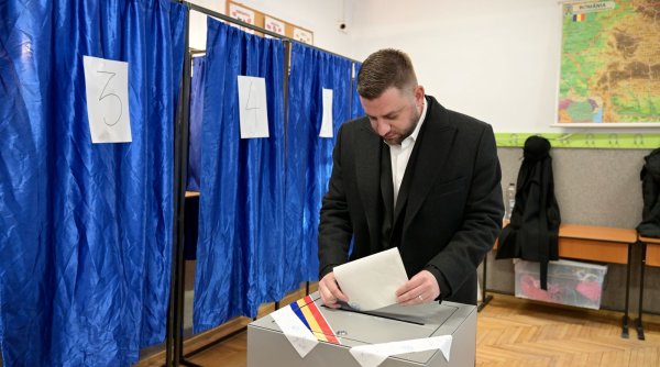 deputatul catalin fediuc a votat dimineata la scoala gimnaziala nr 9 ion creanga deputatul catalin fediuc a votat dimineata la scoala gimnaziala nr 9 ion creanga
