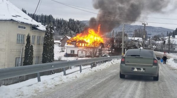 incendiu puternic la dorna candrenilor flacari izbucnite din cauza unui cos de fum neizolat incendiu puternic la dorna candrenilor flacari izbucnite din cauza unui cos de fum neizolat