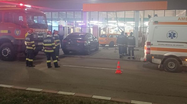 o masina a ajuns in vitrina unui magazin la suceava o masina a ajuns in vitrina unui magazin la suceava