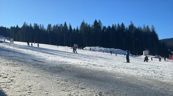 partiile de schi ale judetului pline la inceputul anului zeci de turisti pe partia rarau partiile de schi ale judetului pline la inceputul anului zeci de turisti pe partia rarau