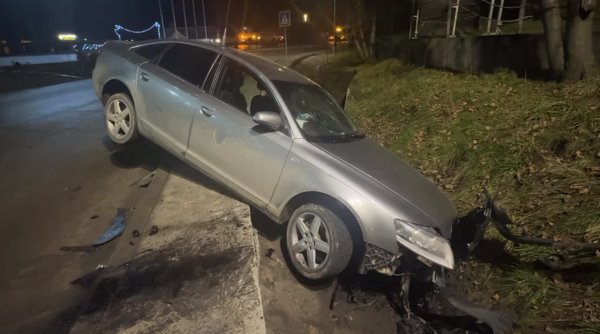 un nou accident rutier intr un sens giratoriu din falticeni un autoturism a ajuns in afara un nou accident rutier intr un sens giratoriu din falticeni un autoturism a ajuns in afara
