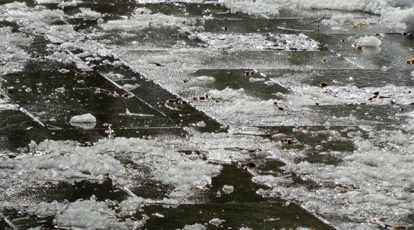 o maicuta si a pierdut viata dupa ce a alunecat pe gheata