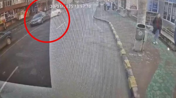 momentul producerii accidentulsui de pe strada ana ipatescu suceava surprins de o camera de bord momentul producerii accidentulsui de pe strada ana ipatescu suceava surprins de o camera de bord