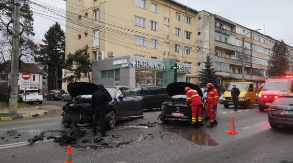 doua autoturisme grav avariate intr un accident rutier pe strada ana ipatescu din suceava doua autoturisme grav avariate intr un accident rutier pe strada ana ipatescu din suceava