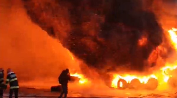 incendiu puternic la un depozit de anvelope in argestru incendiu puternic la un depozit de anvelope in argestru