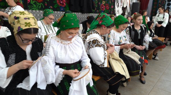 sezatoarea vicovenilor fusul toarce cantecul rasuna traditia dainuie sezatoarea vicovenilor fusul toarce cantecul rasuna traditia dainuie