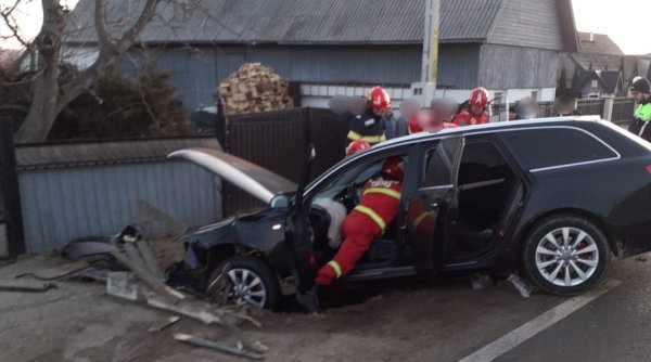 sofer transportat la spital masina distrusa intr un accident la vicovu de sus sofer transportat la spital masina distrusa intr un accident la vicovu de sus