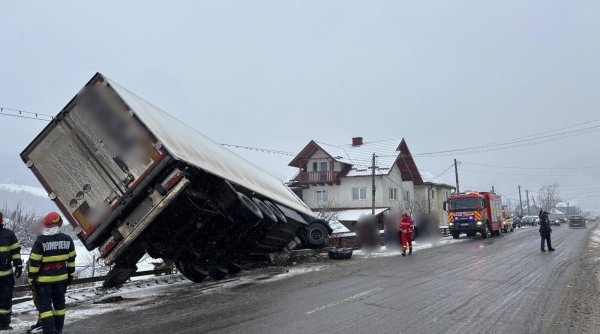 doua persoane au scapat nevatamate dupa ce tir ul in care se aflau s a rasturnat in afara partii doua persoane au scapat nevatamate dupa ce tir ul in care se aflau s a rasturnat in afara partii