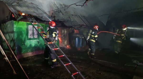 incendiu puternic izbucnit intr o gospodarie de la hartop incendiu puternic izbucnit intr o gospodarie de la hartop