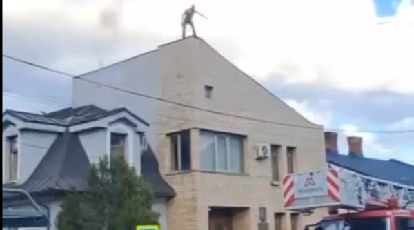 un barbat ameninta ca se arunca de pe o cladire la campulung moldovenesc un barbat ameninta ca se arunca de pe o cladire la campulung moldovenesc