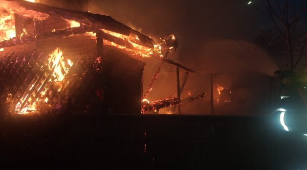 gospodarie cuprinsa de flacari si animale pierdute in incendiu gospodarie cuprinsa de flacari si animale pierdute in incendiu