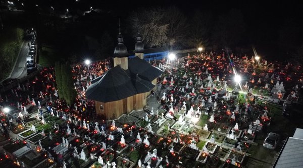 lumina sfanta primita cu bucurie de sutele de credinciosi prezenti la slujba de inviere
