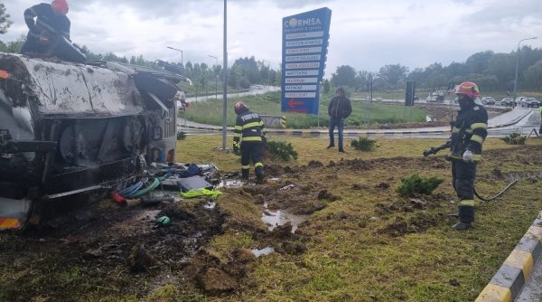 o autocisterna s a rasturnat intr un sens giratoriu din municipiul botosani