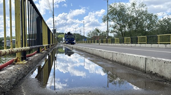 trotuarele de pe podul din itcani au ajuns ca niste lacuri dupa ploile din ultimele zile
