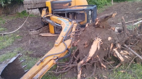 radasenean prins cu piciorul sub mini excavatorul cu care lucra radasenean prins cu piciorul sub mini excavatorul cu care lucra