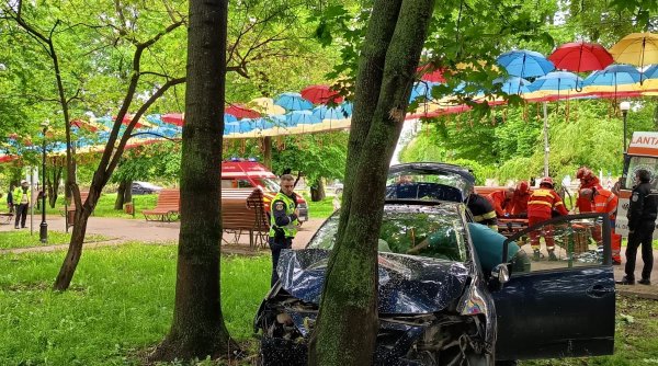 o masina scapata de sub control s a oprit intr un copac din parc la radauti o masina scapata de sub control s a oprit intr un copac din parc la radauti