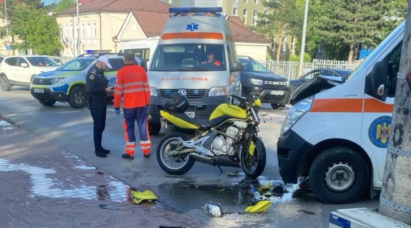 motociclist ranit intr un accident produs chiar in fata spitalului cu o ambulanta motociclist ranit intr un accident produs chiar in fata spitalului cu o ambulanta