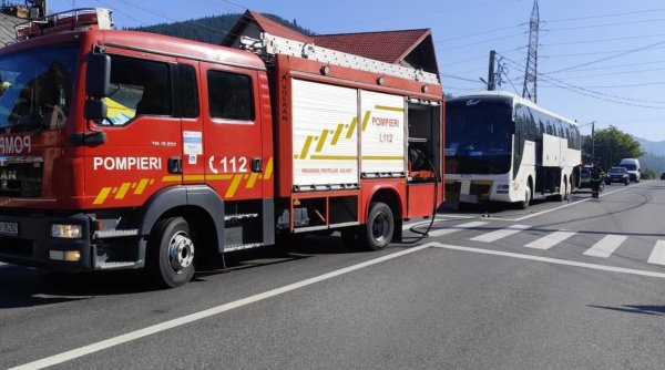 autocar cu 43 de turisti sarbi cuprins de flacari in mers pe dn 15 in poiana teiului autocar cu 43 de turisti sarbi cuprins de flacari in mers pe dn 15 in poiana teiului