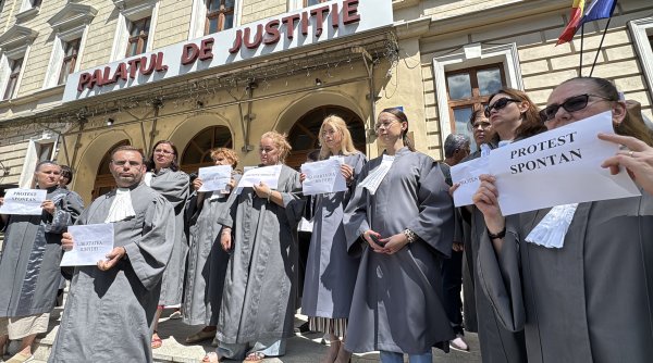 grefierii suceveni au protestat spontan in fata curtii de apel din suceava