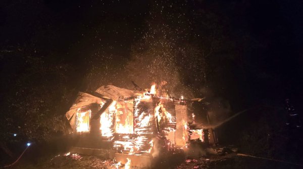 incendiu in voievodeasa casa cuprinsa de flacari incendiu in voievodeasa casa cuprinsa de flacari