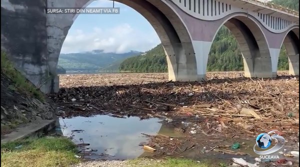 viaductul de la poiana largului s a transformat intr o mare de lemne
