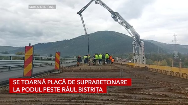 se toarna placa de suprabetonare la podul peste raul bistrita