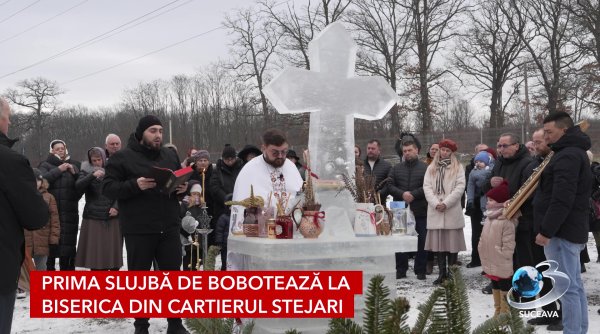 zeci de oameni uniti in rugaciune la boboteaza