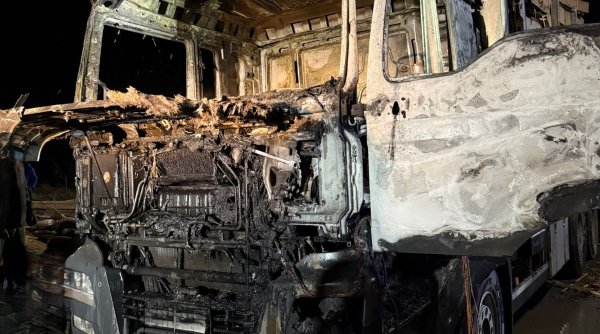 autocamion incarcat cu lemne in flacari la rasca