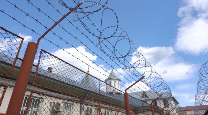 sinucidere in penitenciarul botosani un detinut s a spanzurat cu un cearsaf