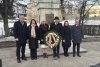 Coroane de flori la statuia poetului Mihai Eminescu din municipiul Suceava 7716