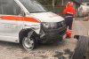 Ambulanță implicată într-un accident rutier, după ce o mașină nu i-a acordat prioritate 10387